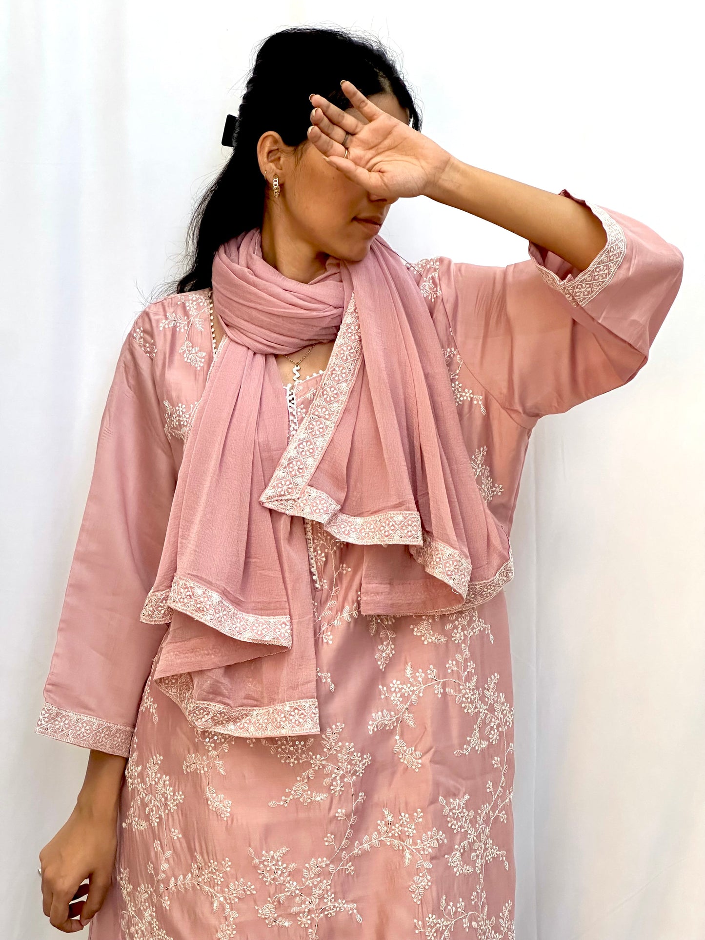 MAUVE WHITE THREAD WORK KURTA SET BESU INDIA