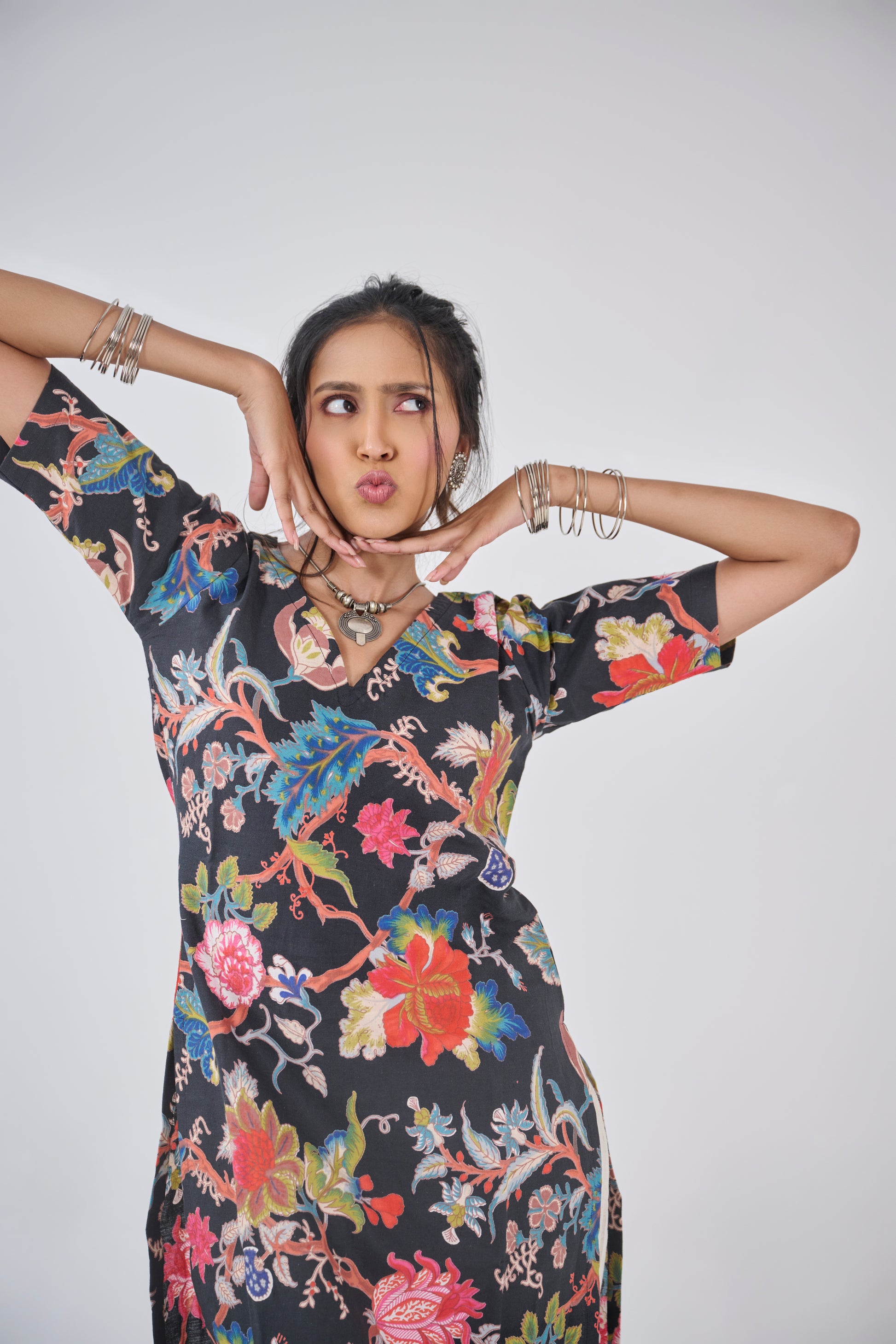 BLACK FLORAL 'V' NECK KURTA TOP BESU INDIA
